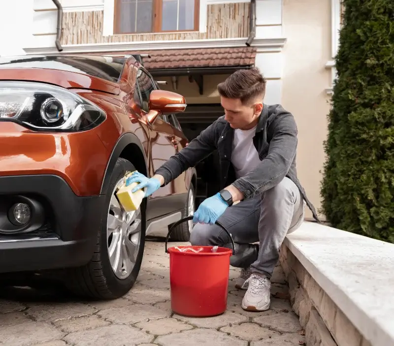 Lavage auto à domicile La Cassaigne : professionnel intervenant sur un véhicule